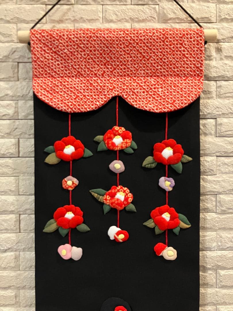 ちりめん細工　椿のつるし飾りと椿集めのタペストリー