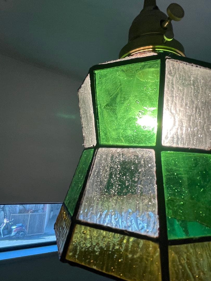 ステンドグラス ペンダントライト 真鍮製 レトロ 北欧　吊り下げ照明　カフェ照明