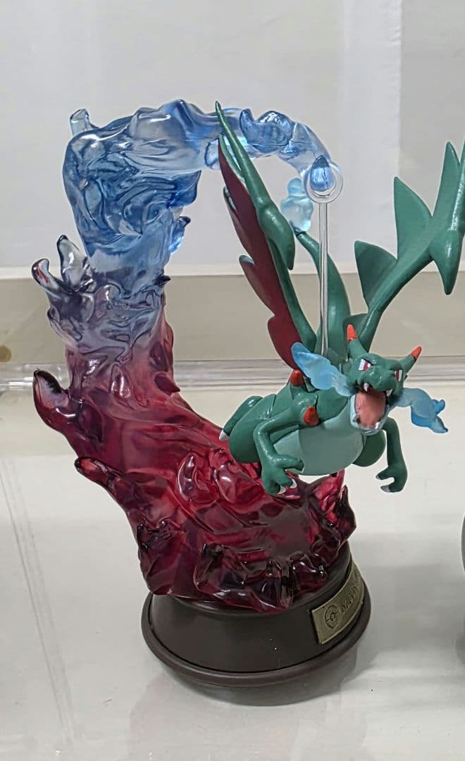 光る色違いメガリザードン　ポケモン　フィギュア