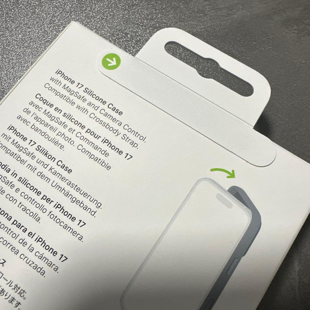 新品未開封　アイフォン17 純正　シリコンケース