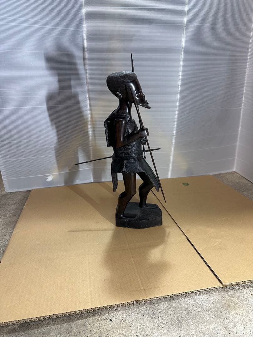 木彫りのアフリカ戦士像（約50cm）