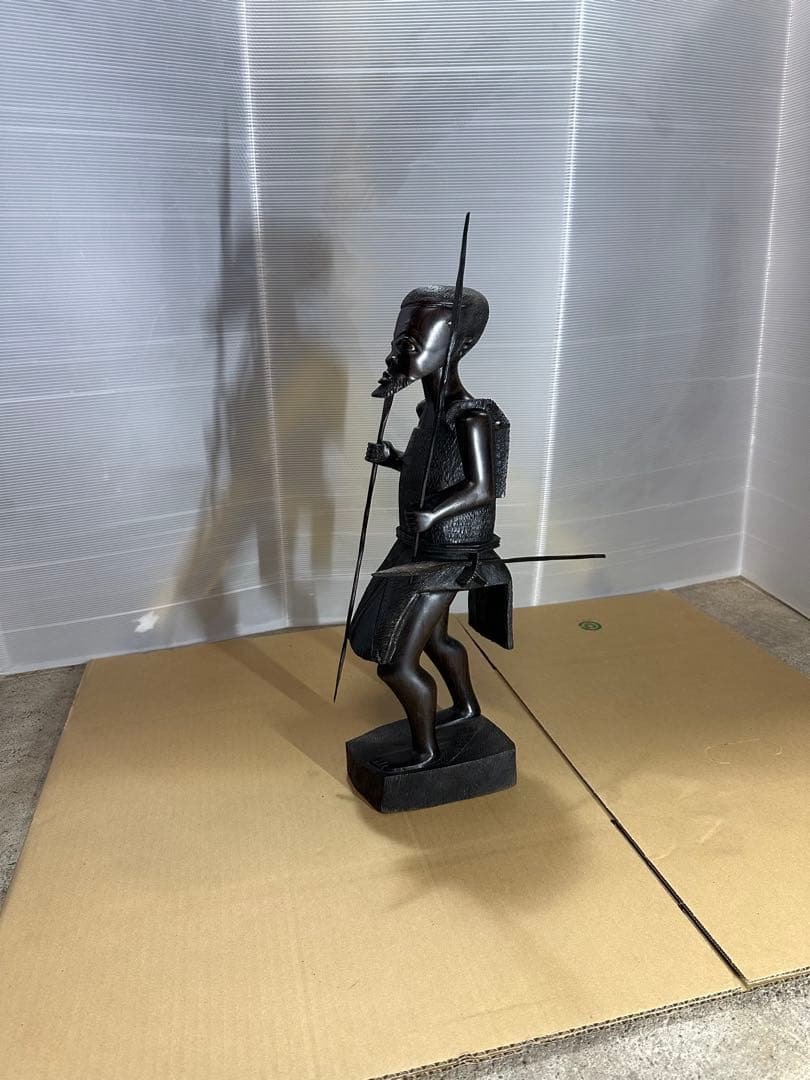 木彫りのアフリカ戦士像（約50cm）
