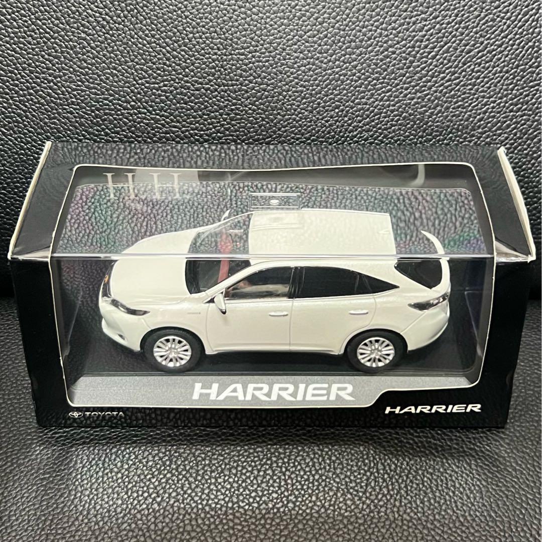 わ*ど様 【美品】ハリアー ホワイトパール ミニカー カラーサンプル 1/30【