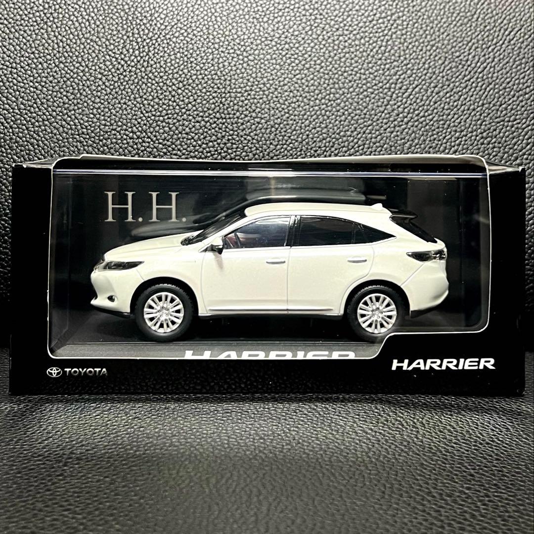 わ*ど様 【美品】ハリアー ホワイトパール ミニカー カラーサンプル 1/30【