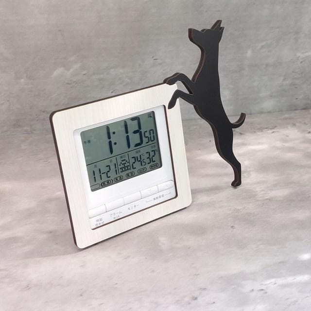 【電波時計】ワンちゃんが寄り添う電波デジタル時計 ― ミニピン　黒