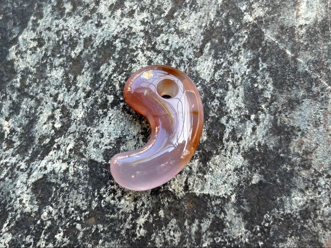 青森産　紫メノウ勾玉　錦石