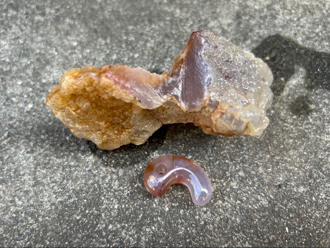 青森産　紫メノウ勾玉　錦石