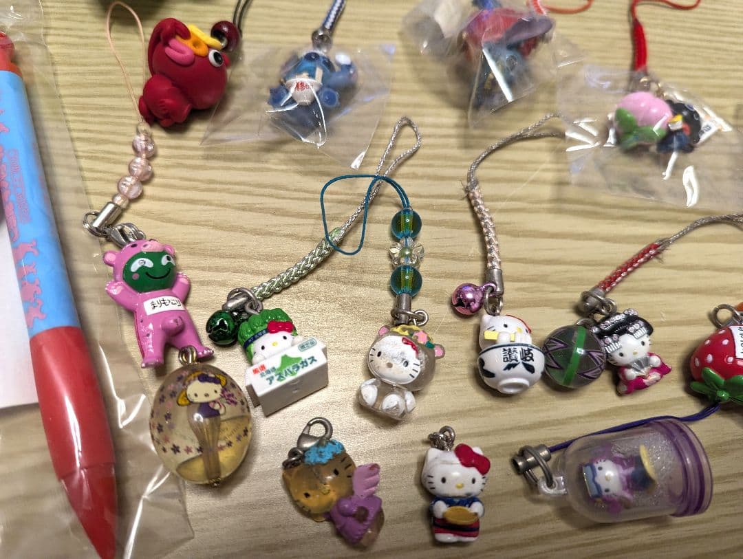 【ご当地】激レア　詰め合わせ　ストラップ　キーホルダー　鏡　文房具
