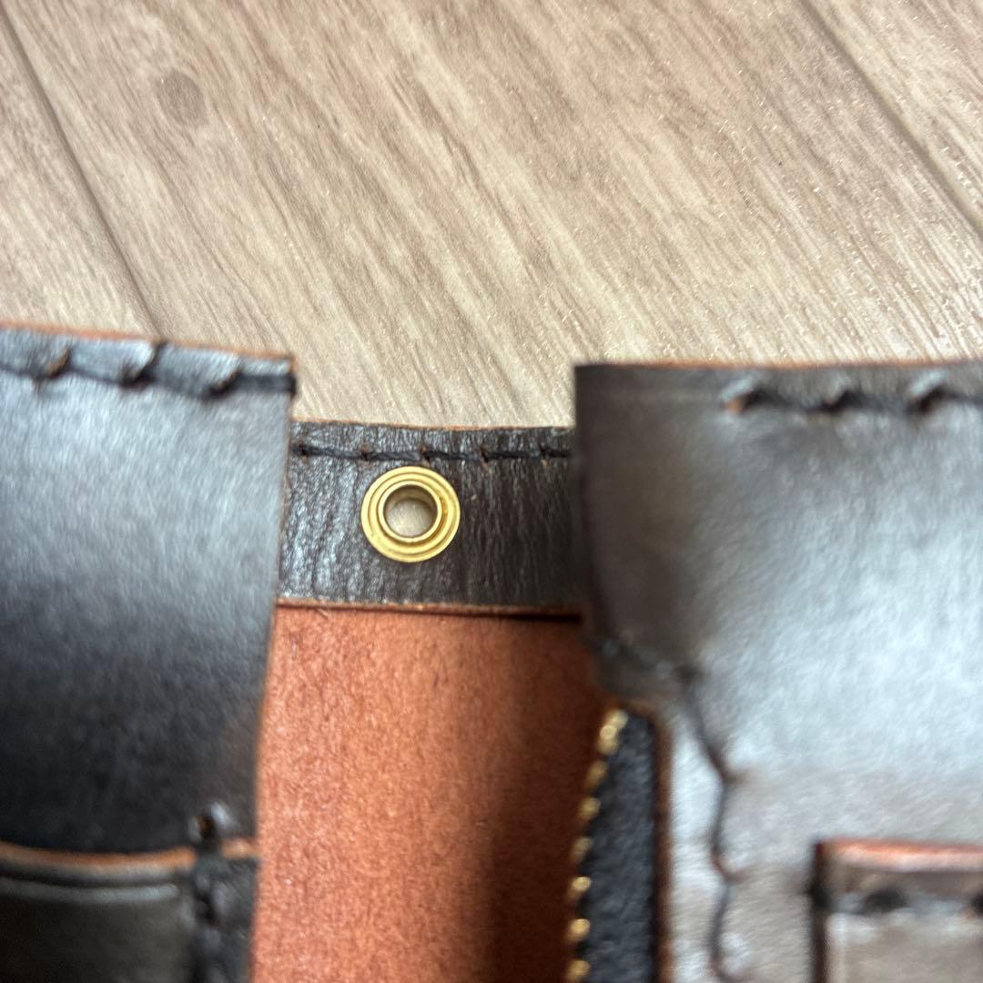 【茶芯ブラック】ミドルトラッカーウォレット　真鍮　黒ステッチ　お札を折らずに収納