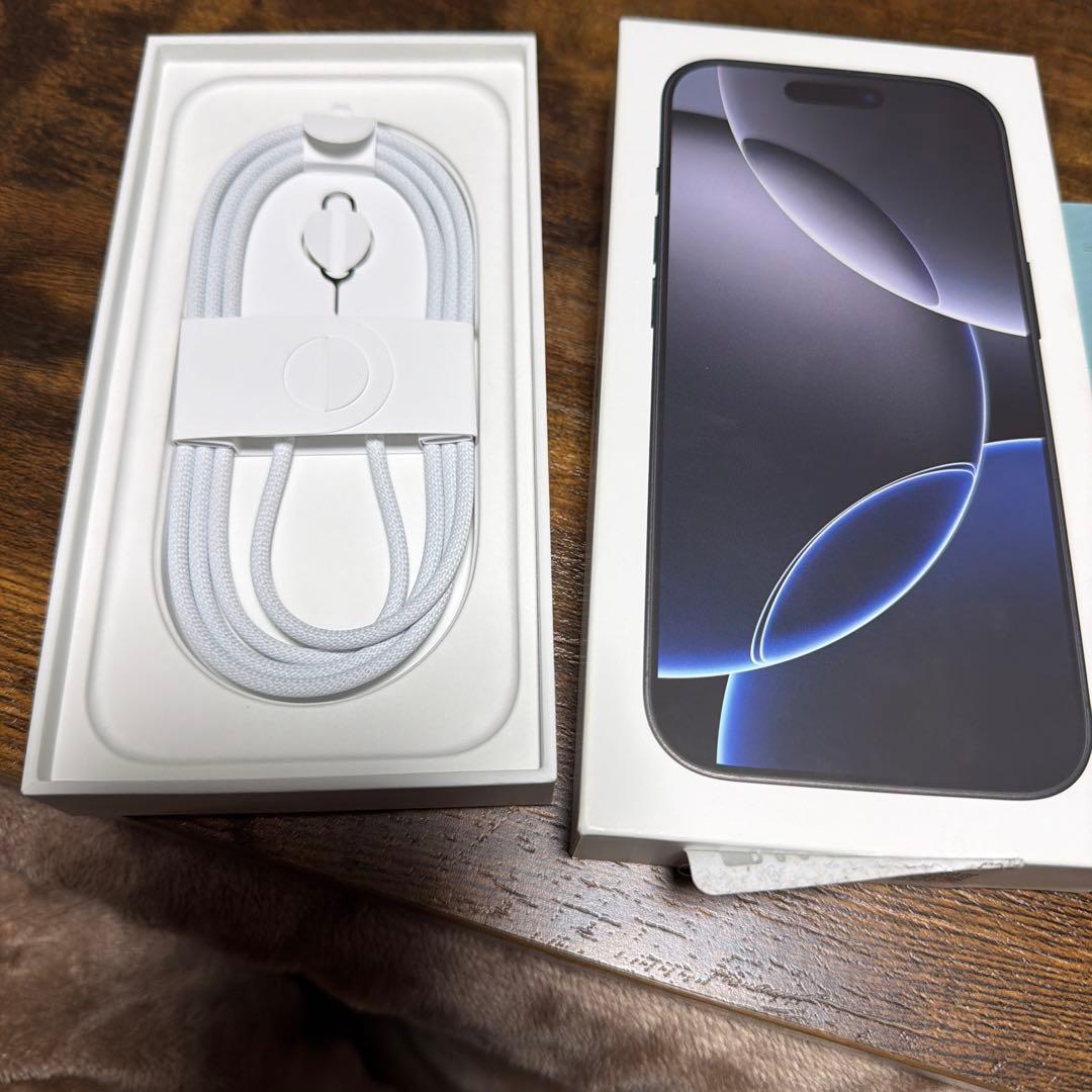 Apple iPhone 16 Pro スペースブラック ケース付き