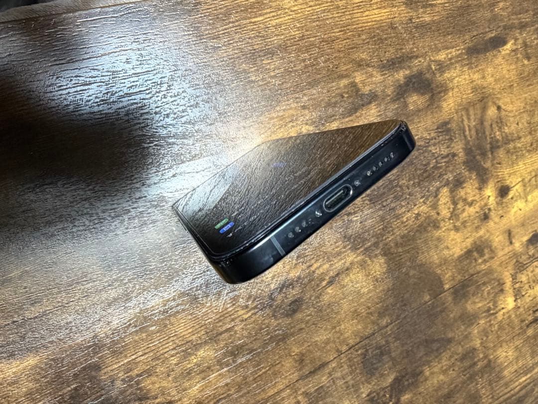 Apple iPhone 16 Pro スペースブラック ケース付き