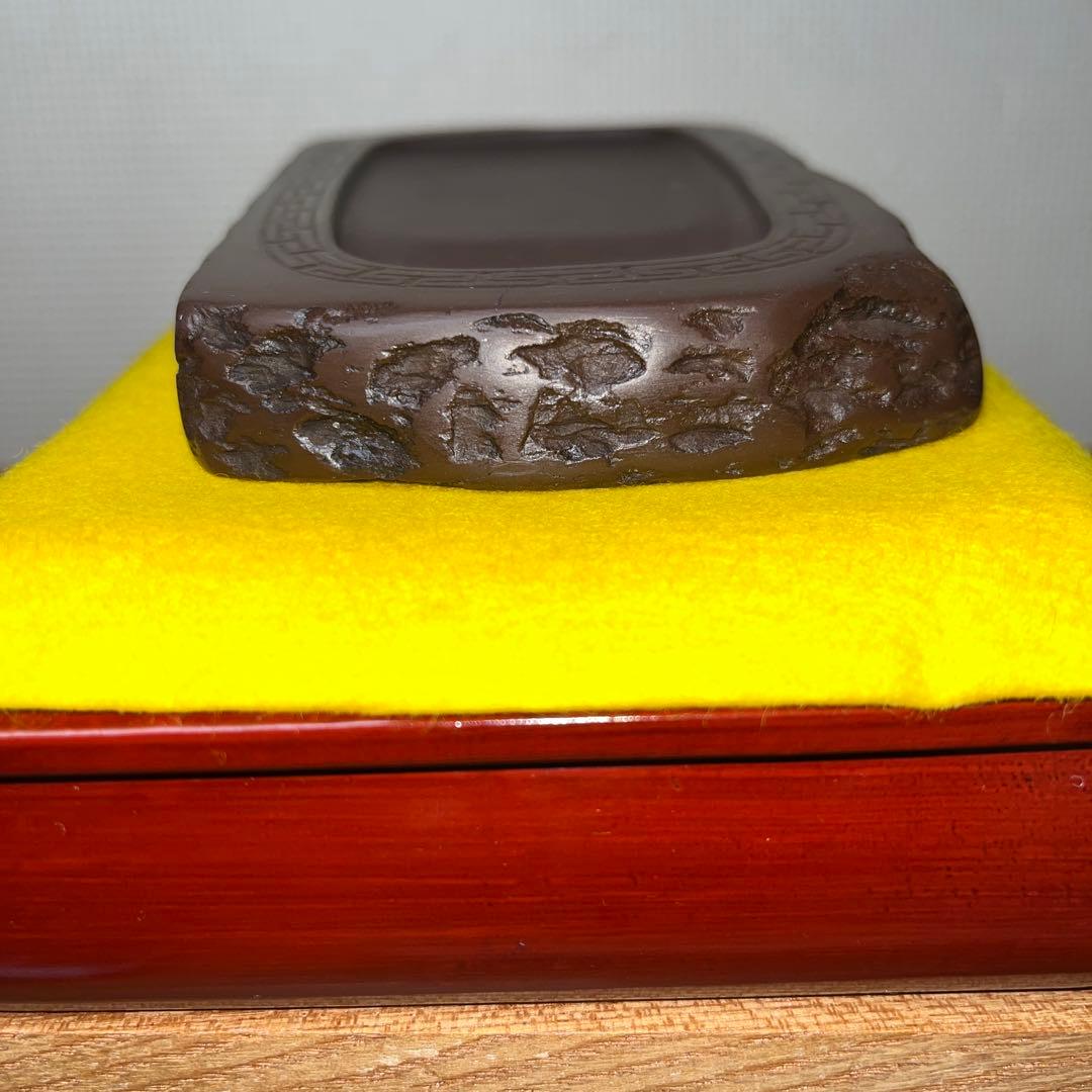 ⭕️赤間硯　名工　堀尾卓司　T字様彫刻野面硯　女性好み作品