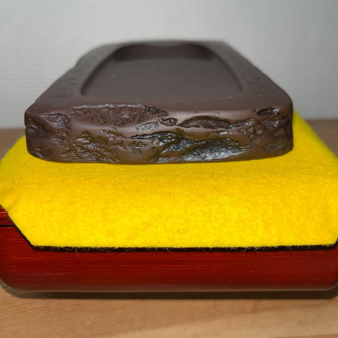 ⭕️赤間硯　名工　堀尾卓司　T字様彫刻野面硯　女性好み作品