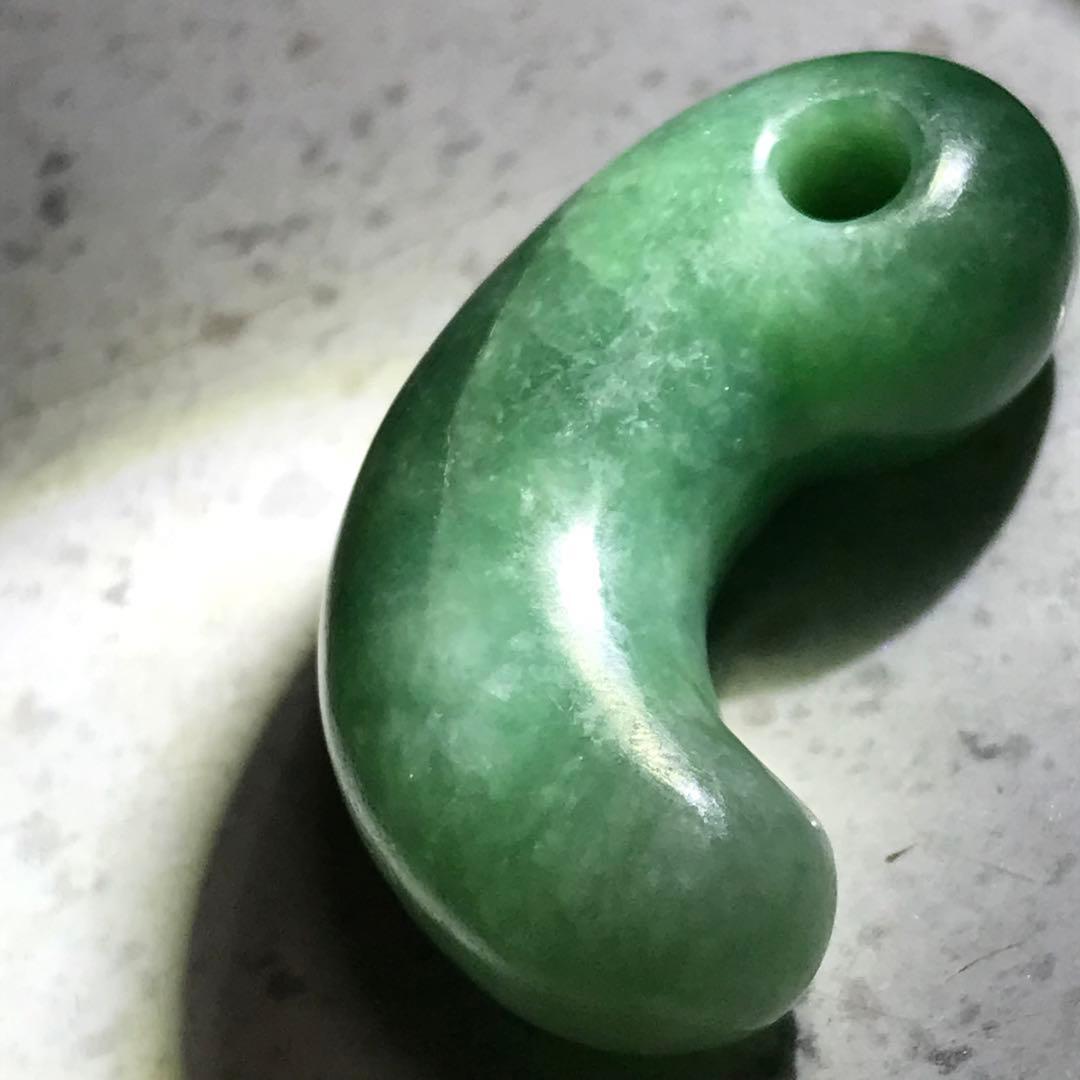 ヒスイ　勾玉　青竹色　翡翠　緑