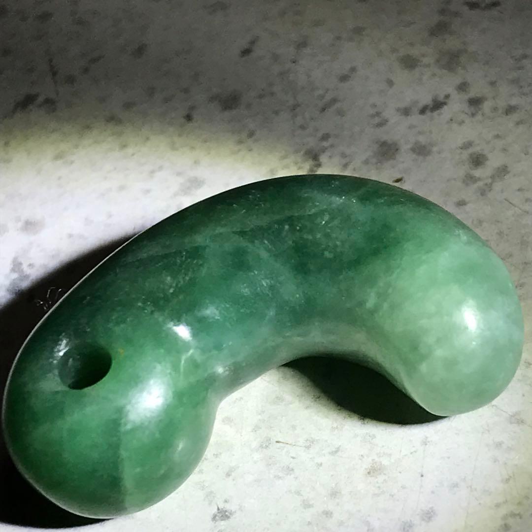 ヒスイ　勾玉　青竹色　翡翠　緑