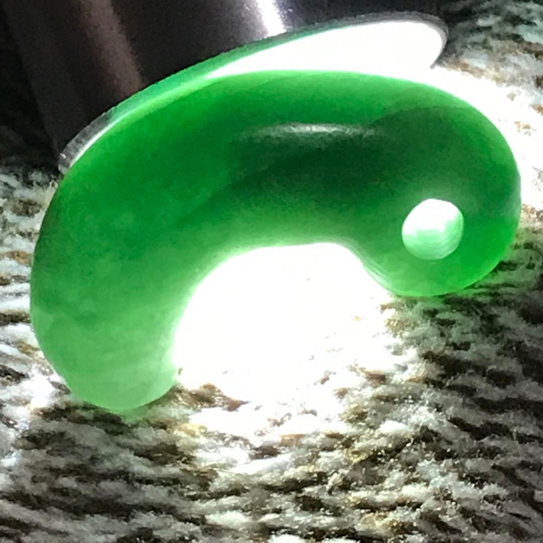ヒスイ　勾玉　青竹色　翡翠　緑