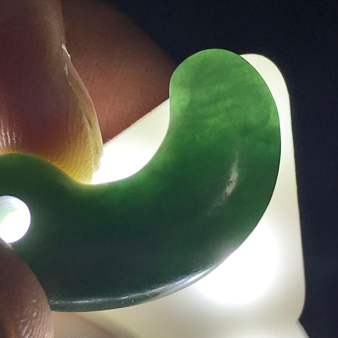 ヒスイ　勾玉　青竹色　翡翠　緑