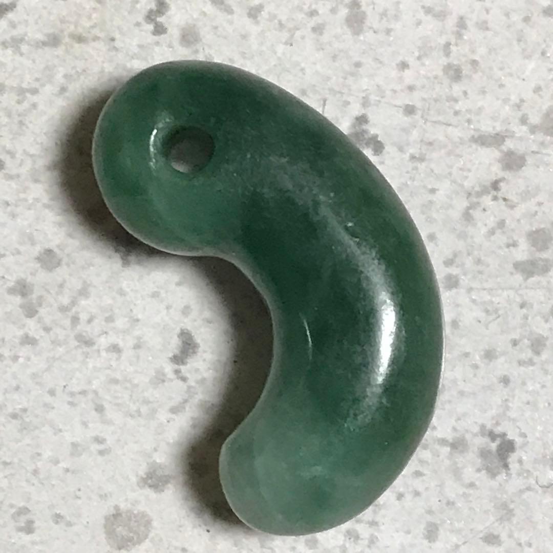 ヒスイ　勾玉　青竹色　翡翠　緑