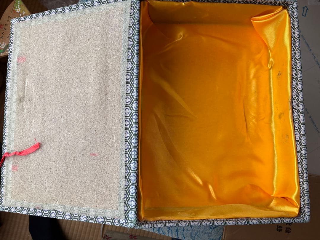 白色の花彫刻 黒色スタンド付き