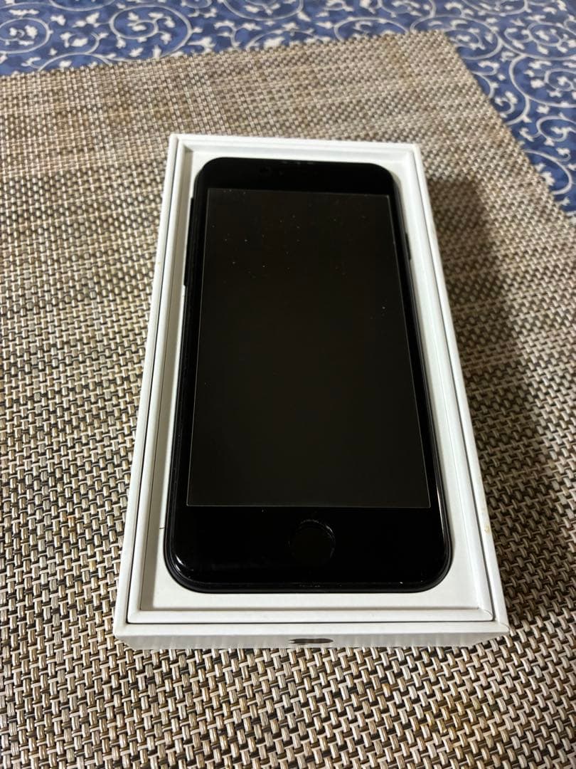 (ᵔᴥᵔ)iPhone ＳＥ2 本体64ＧＢ箱付、充電器、ケーブル２個、ケース付