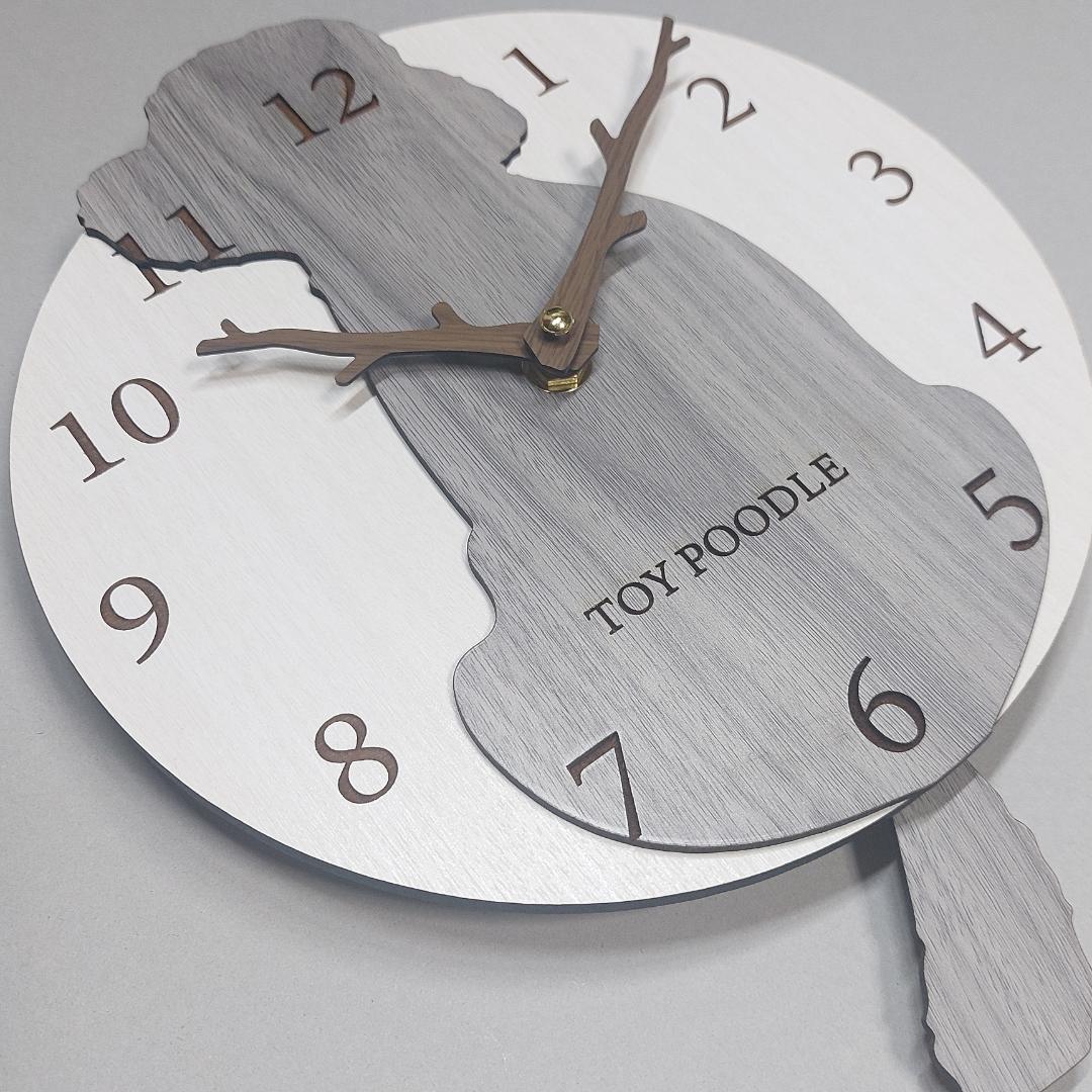 【期間限定値下げ】名入れ　しっぽ 振り子・はみ出し掛け時計 トイプードル　グレー