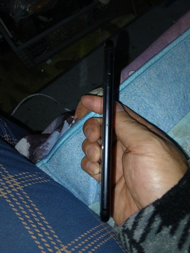 茂*治様 【SIMフリー】iPhone 7 ブラック 128GB ケース付