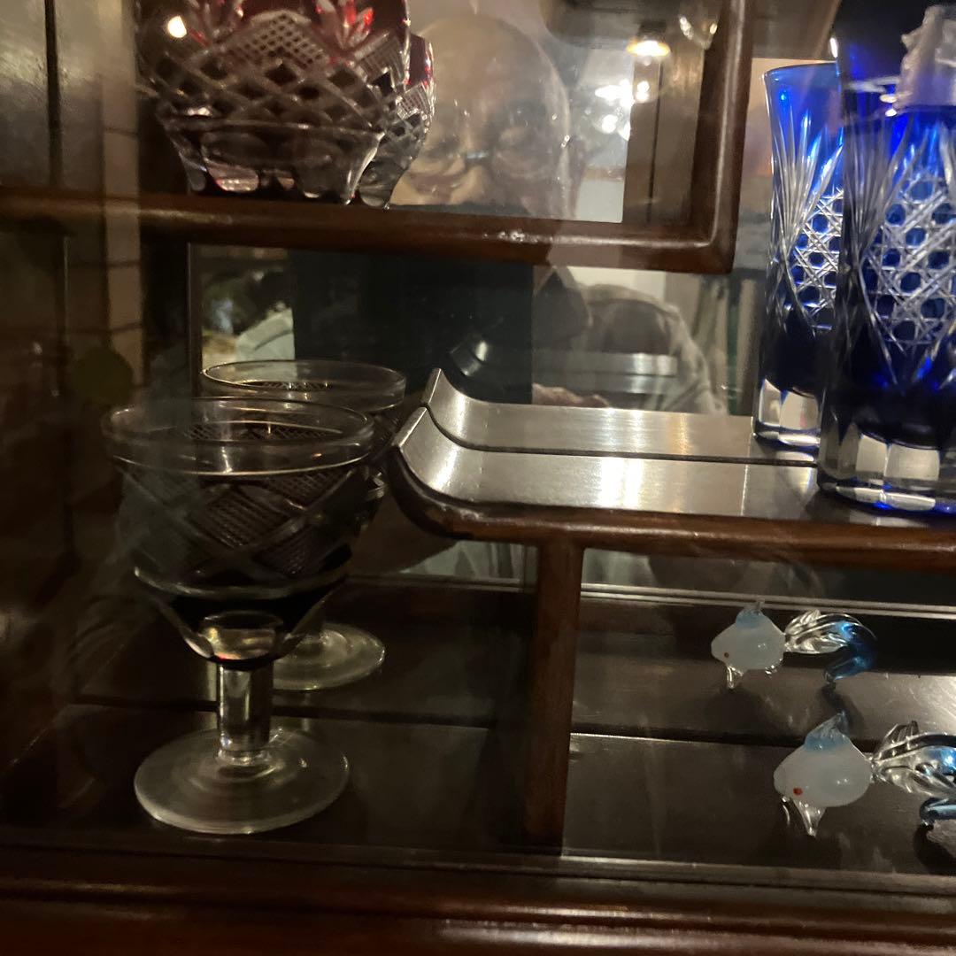 ￼ぐい呑みグラス16とキャビネット