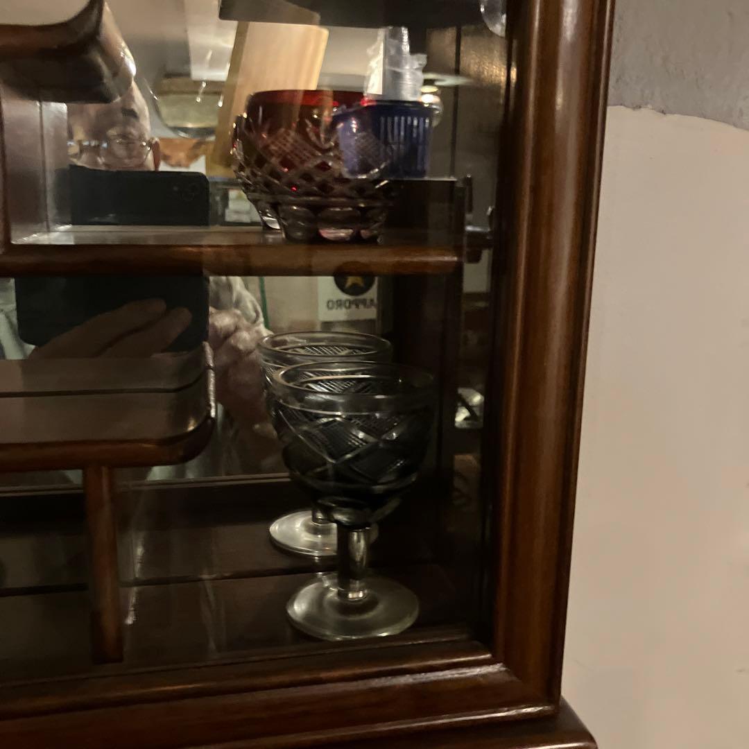 ￼ぐい呑みグラス16とキャビネット
