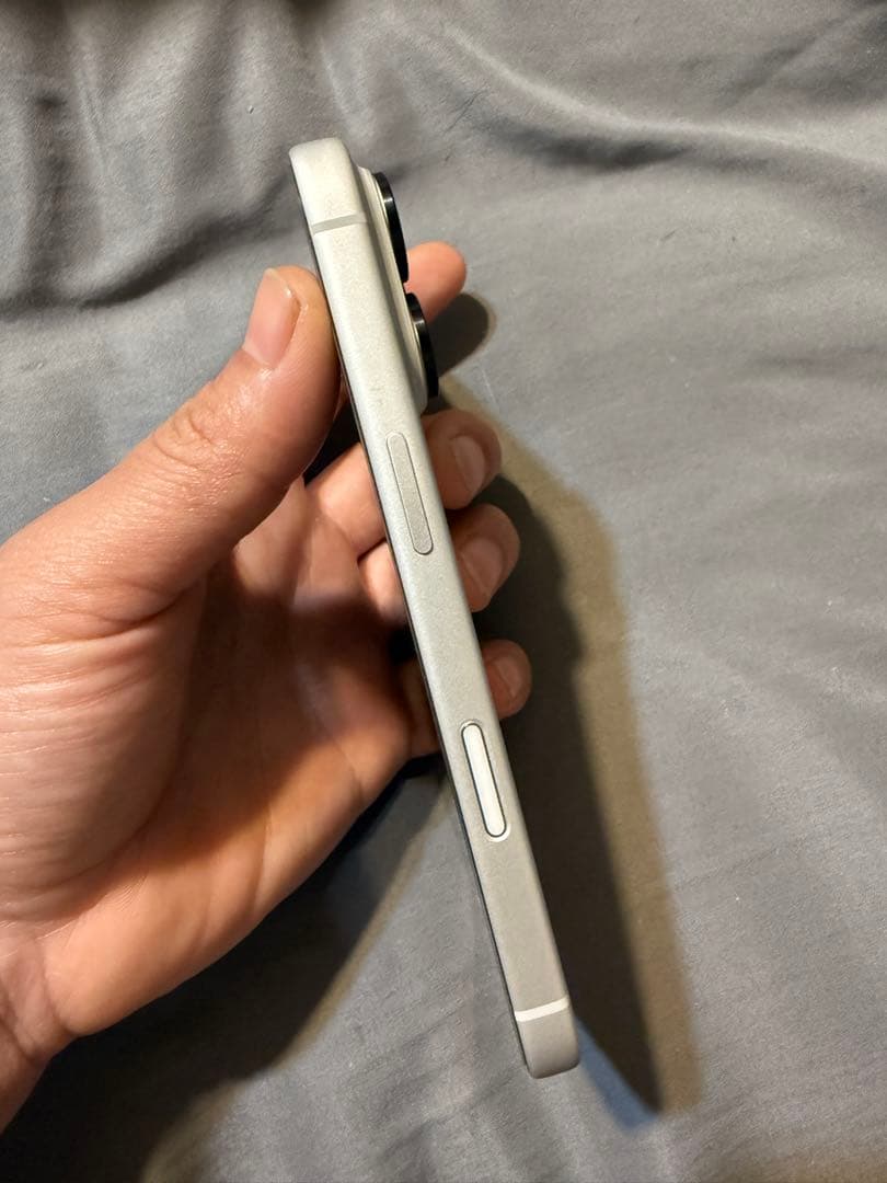 x*x様 シルバー デュアルカメラスマートフォン