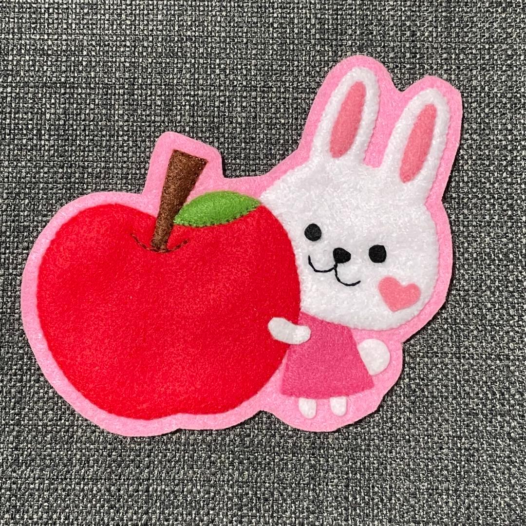 うさぎとりんご　フェルト名札　ワッペン