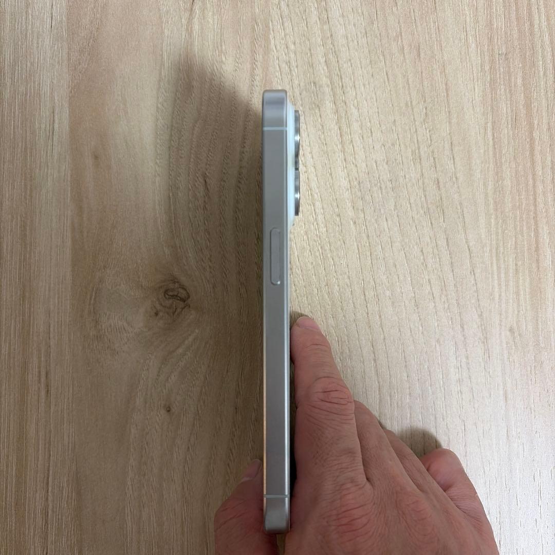 iPhone15Pro ホワイトチタニウム　本体