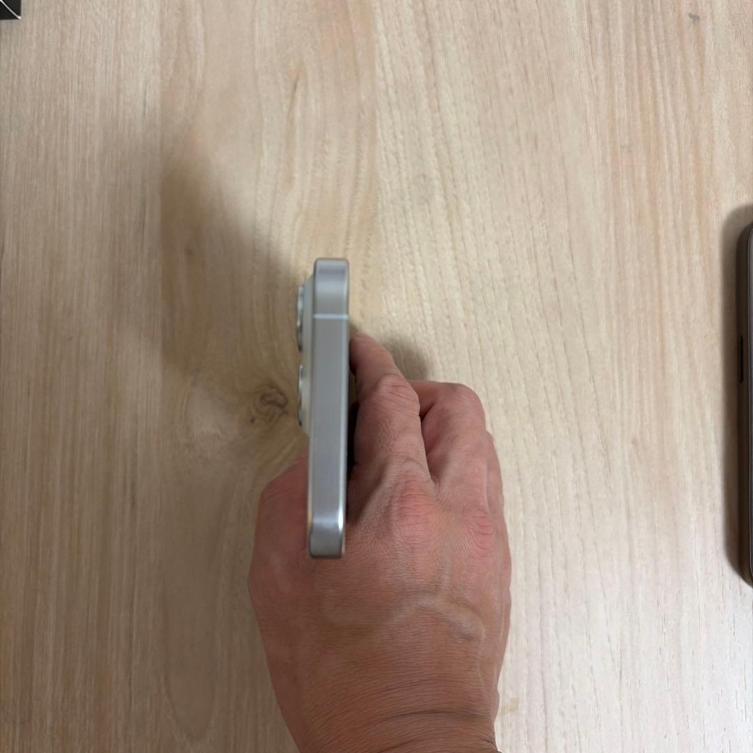 iPhone15Pro ホワイトチタニウム　本体