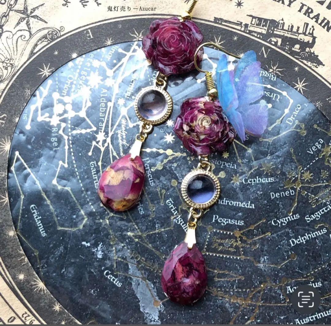 紅薔薇と蝶々ピアス イヤリング ドライフラワーを封入したバラとレジン雫