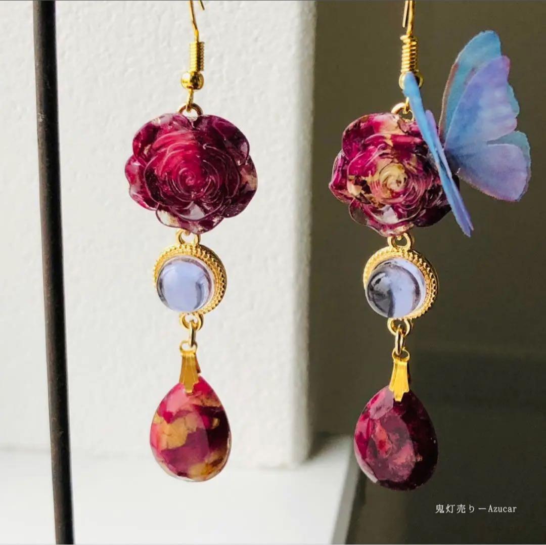 紅薔薇と蝶々ピアス イヤリング ドライフラワーを封入したバラとレジン雫