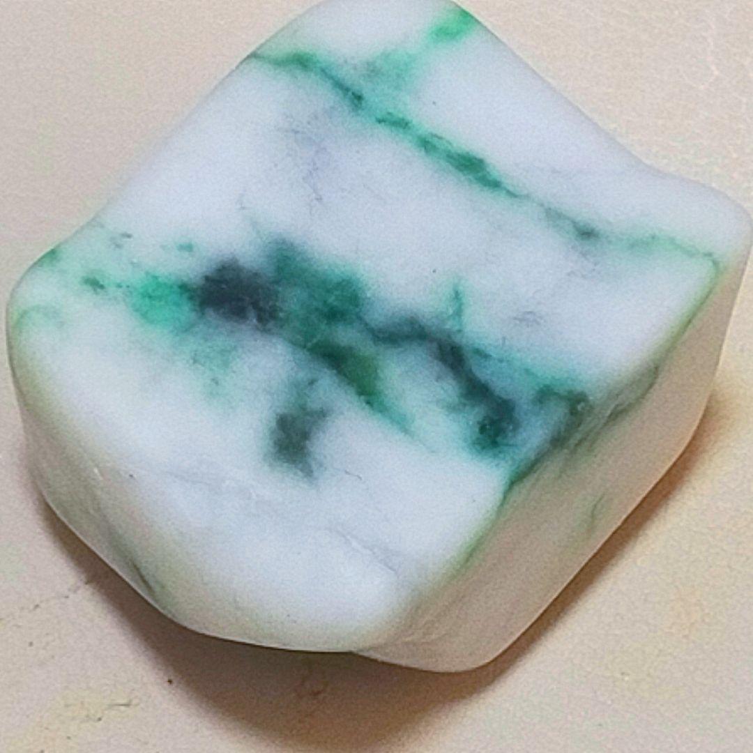 糸魚川翡翠 原石 57ｇ ひすい ヒスイ 糸魚川翡翠