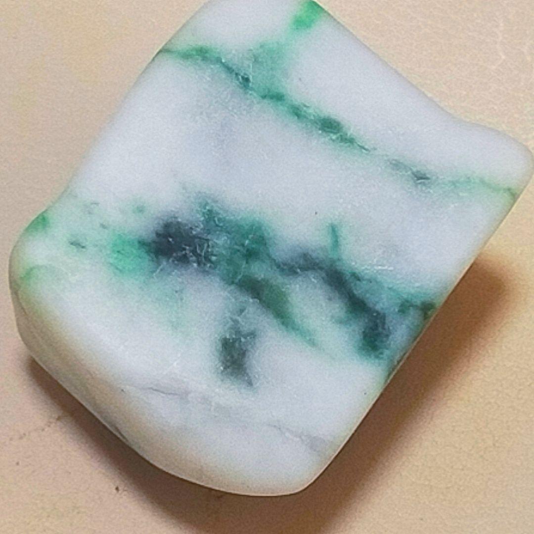 糸魚川翡翠 原石 57ｇ ひすい ヒスイ 糸魚川翡翠