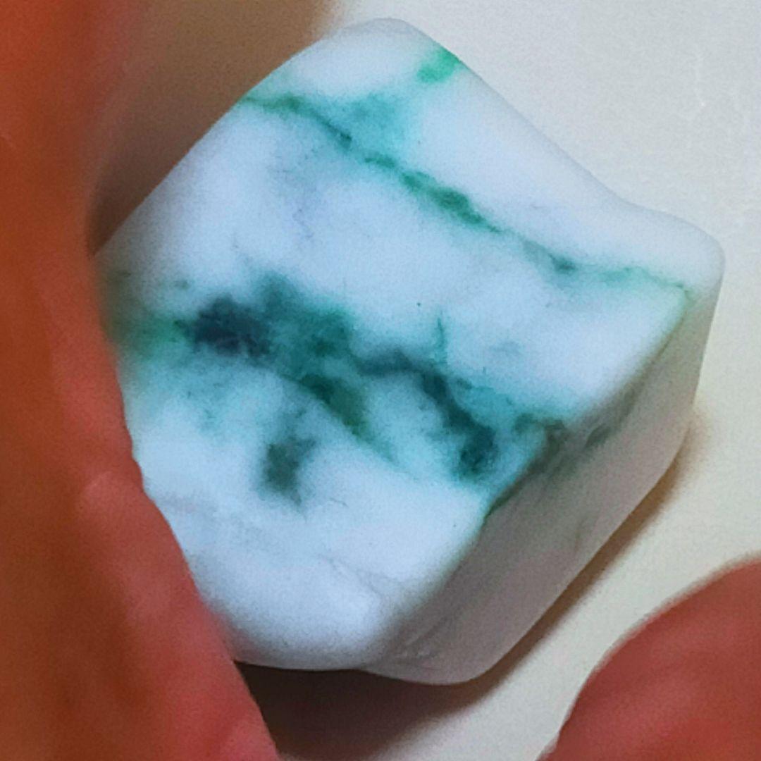 糸魚川翡翠 原石 57ｇ ひすい ヒスイ 糸魚川翡翠