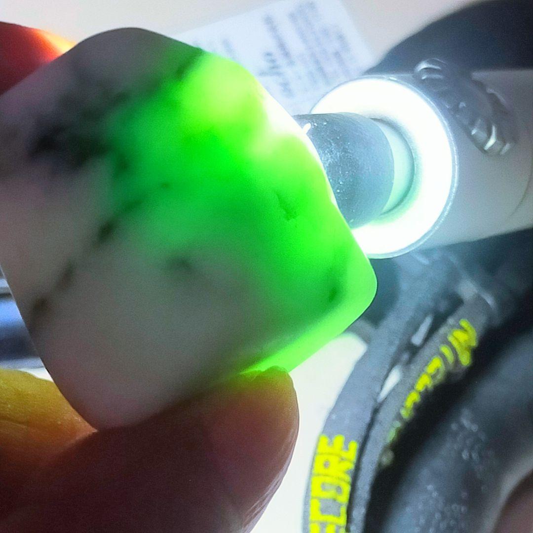糸魚川翡翠 原石 57ｇ ひすい ヒスイ 糸魚川翡翠