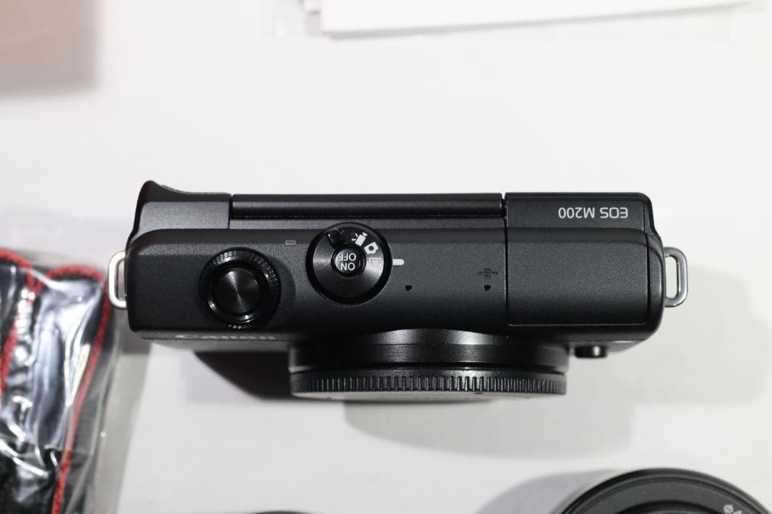 デジタルカメラ EOS M200
