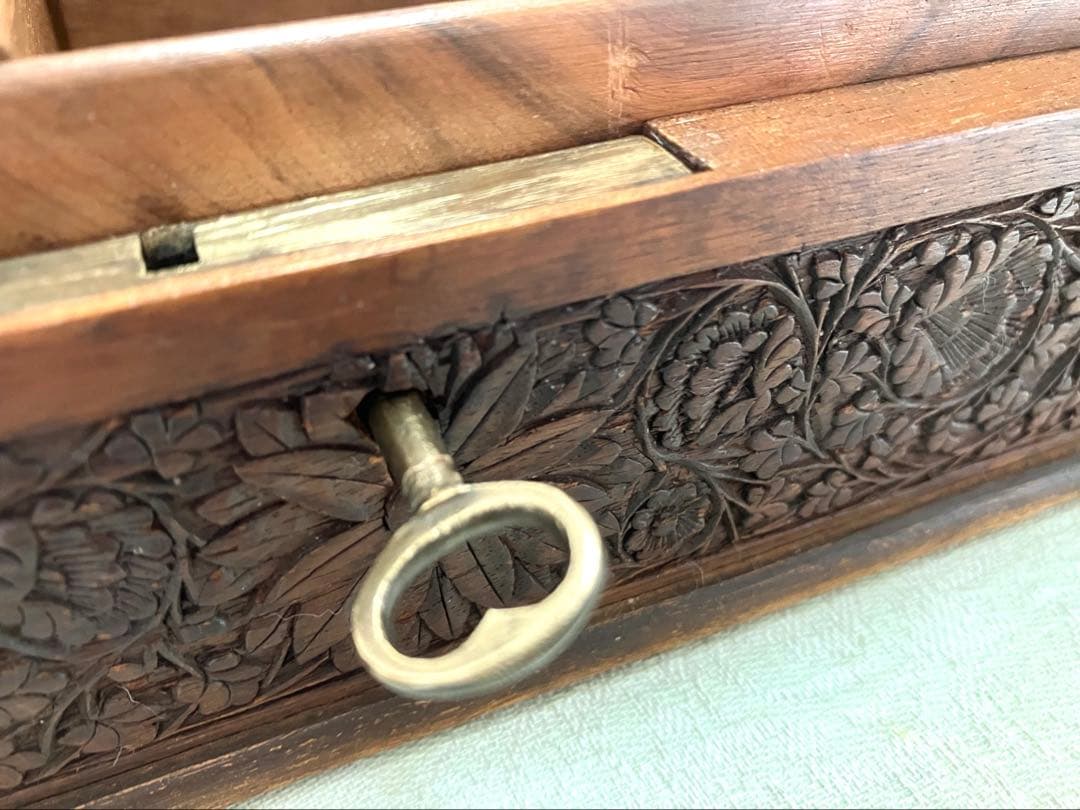 カシミール木製の細密彫刻宝石箱