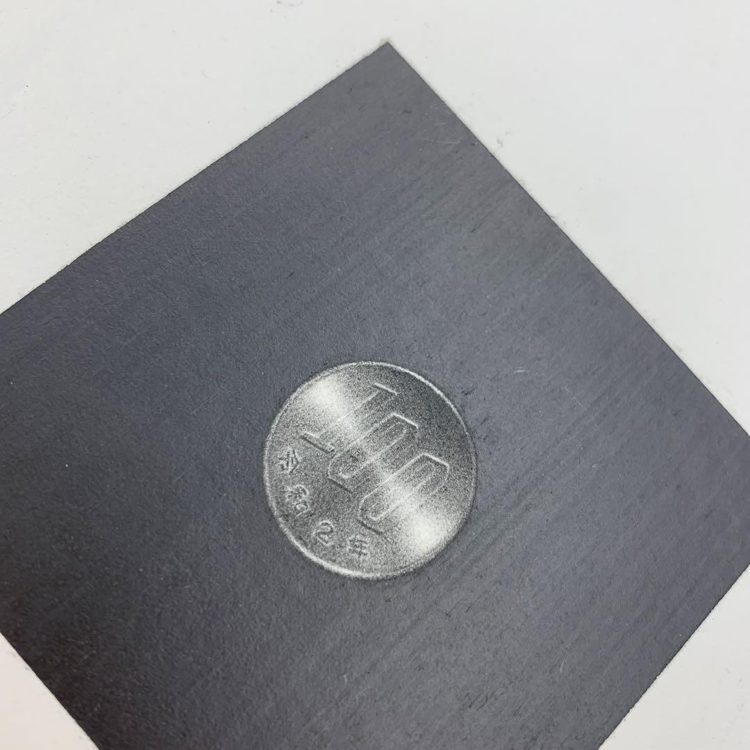 見崎彰広「百円玉」 紙に鉛筆　2020年