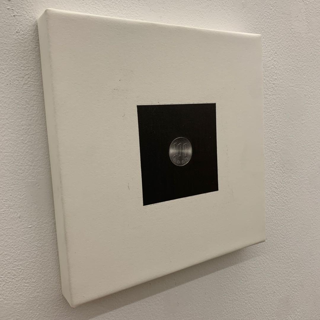 見崎彰広「百円玉」 紙に鉛筆　2020年