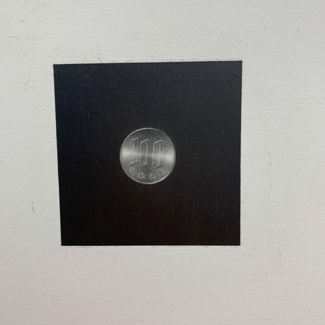 見崎彰広「百円玉」 紙に鉛筆　2020年