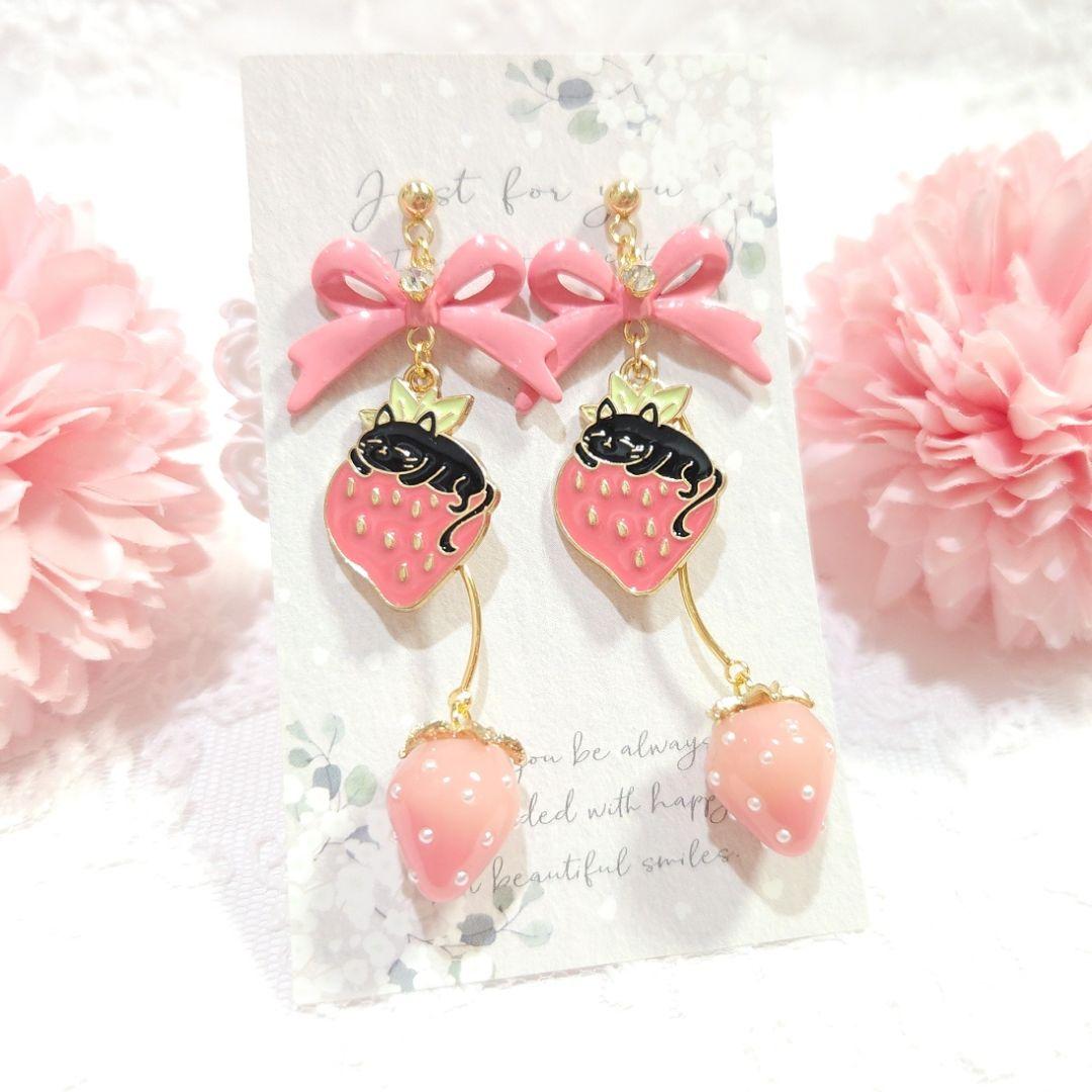 再販❣️いちごの季節♡ 大ぶりピンクリボンと黒猫＆ゆらゆら立体いちごの甘いピアス