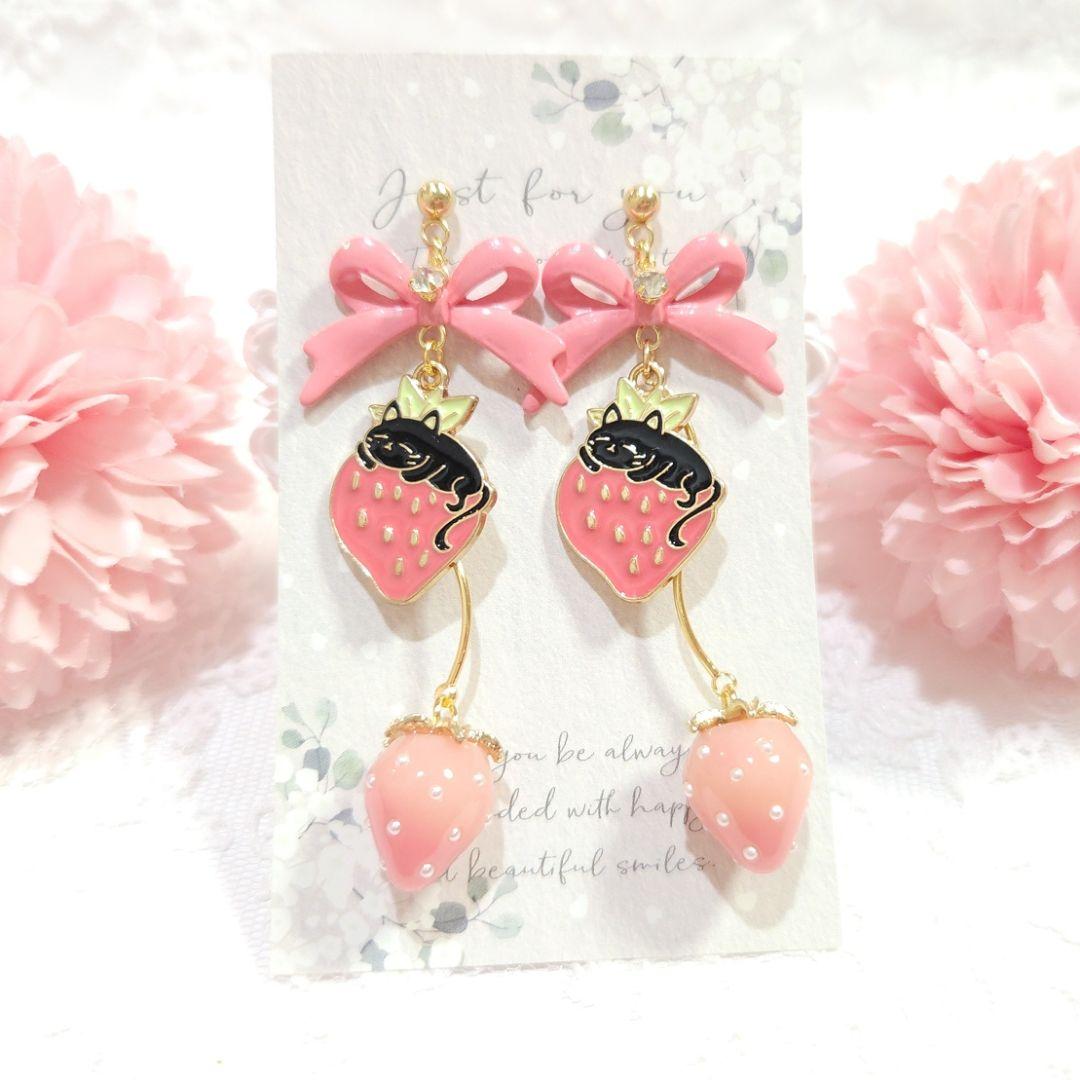 再販❣️いちごの季節♡ 大ぶりピンクリボンと黒猫＆ゆらゆら立体いちごの甘いピアス