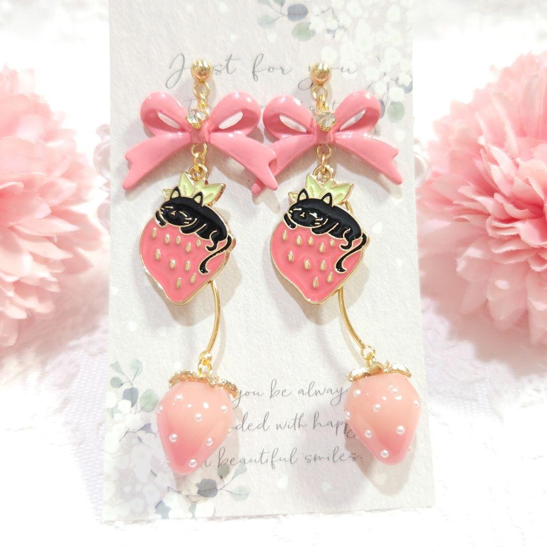 再販❣️いちごの季節♡ 大ぶりピンクリボンと黒猫＆ゆらゆら立体いちごの甘いピアス