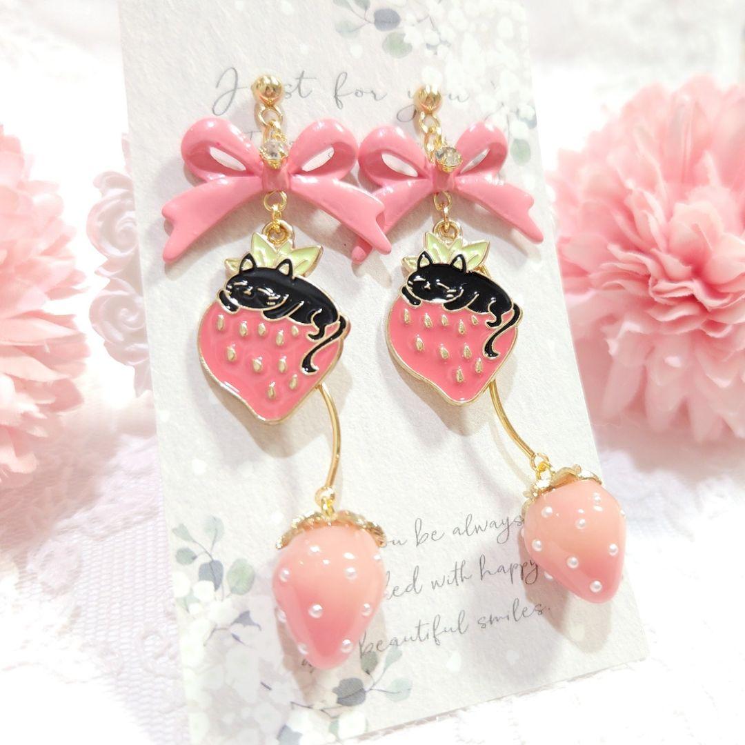 再販❣️いちごの季節♡ 大ぶりピンクリボンと黒猫＆ゆらゆら立体いちごの甘いピアス