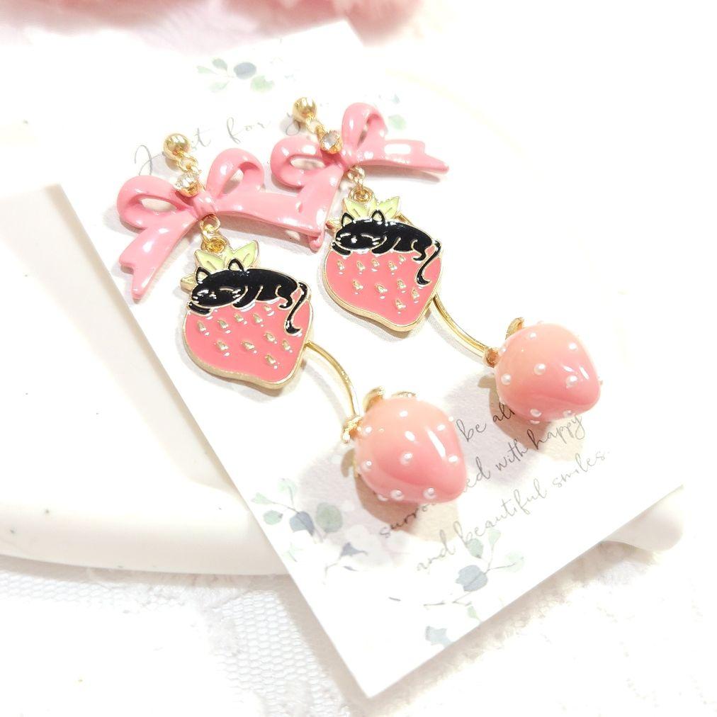 再販❣️いちごの季節♡ 大ぶりピンクリボンと黒猫＆ゆらゆら立体いちごの甘いピアス