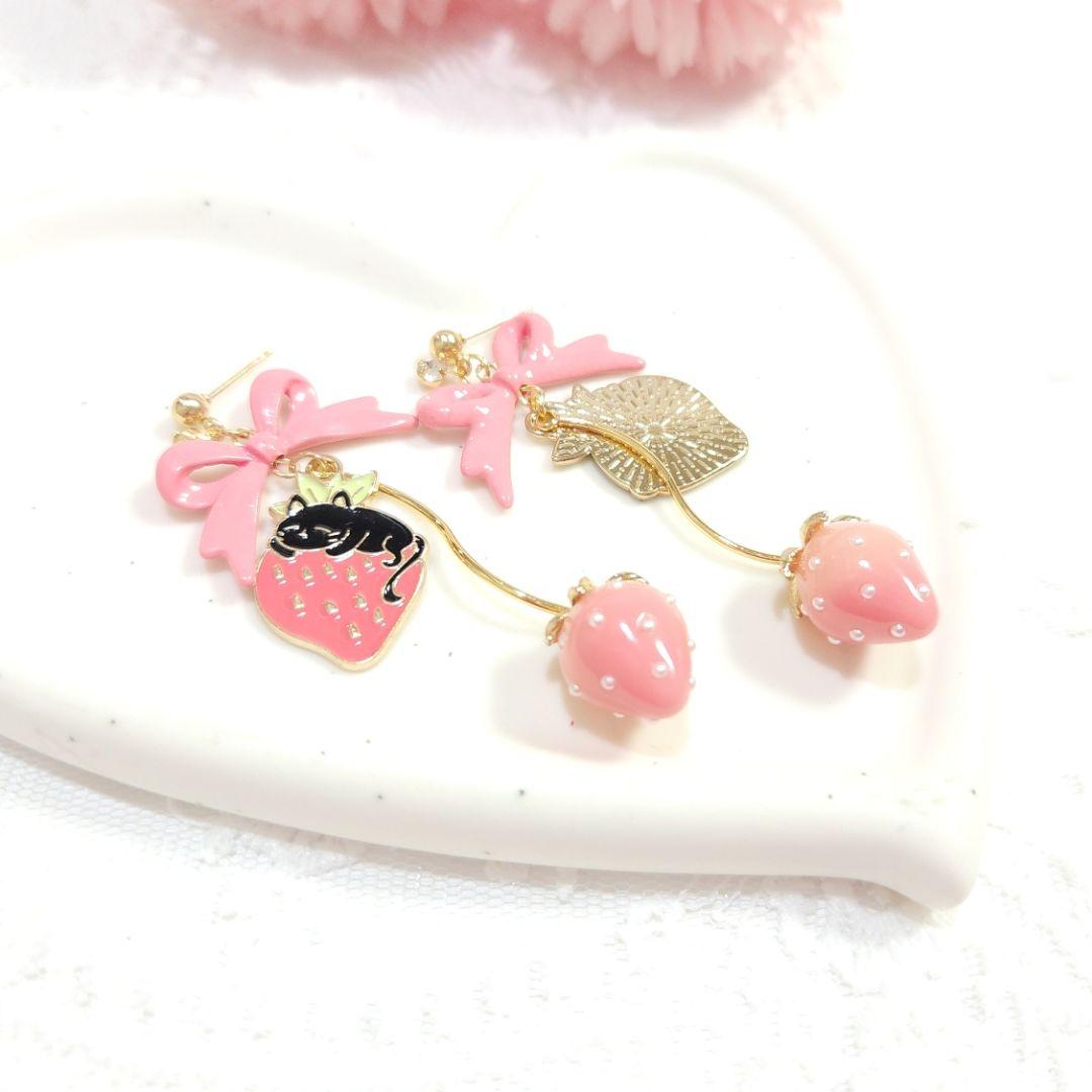 再販❣️いちごの季節♡ 大ぶりピンクリボンと黒猫＆ゆらゆら立体いちごの甘いピアス