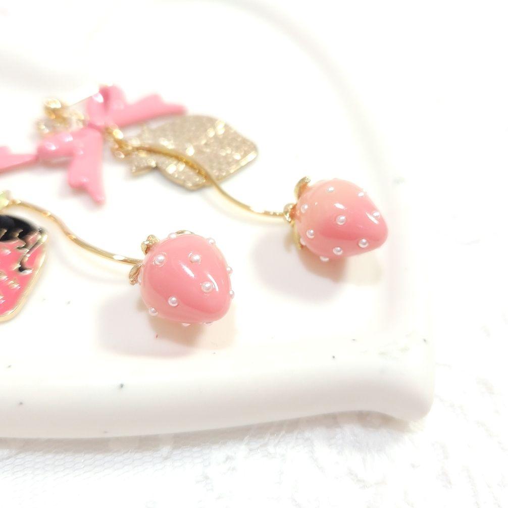 再販❣️いちごの季節♡ 大ぶりピンクリボンと黒猫＆ゆらゆら立体いちごの甘いピアス